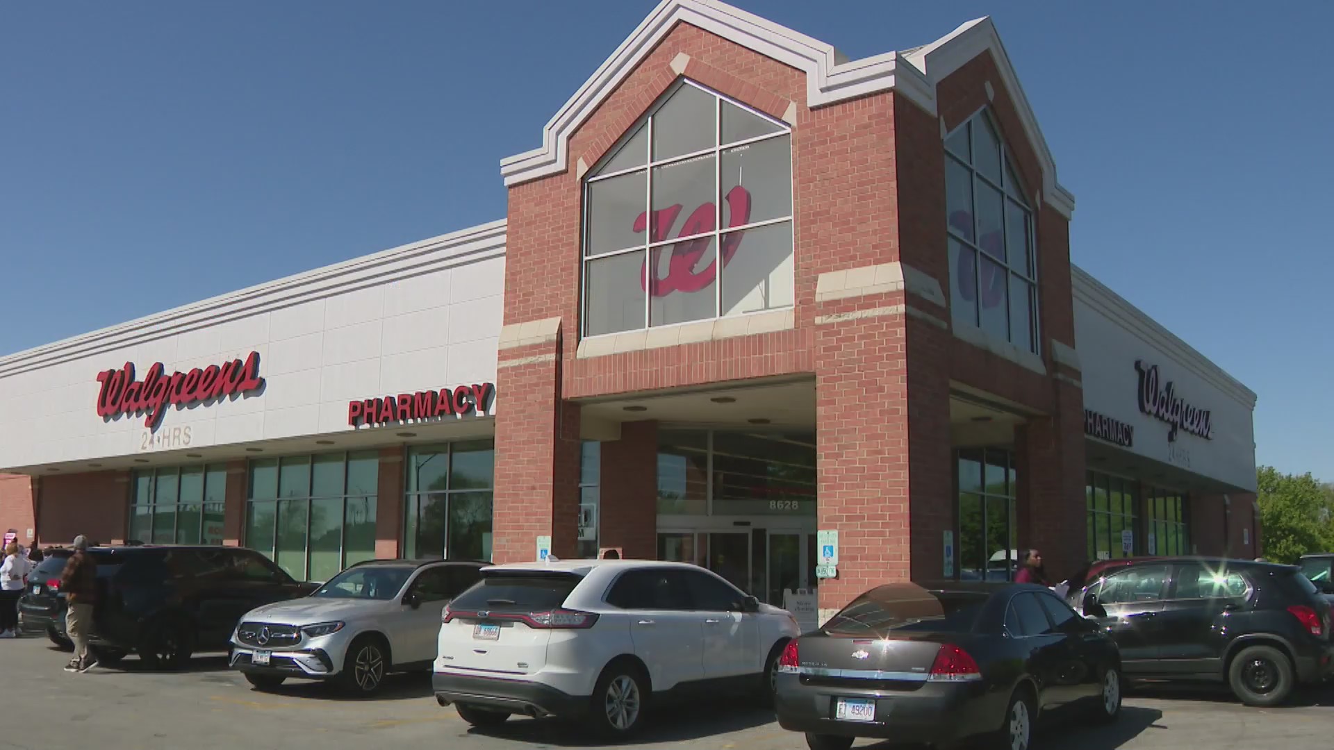 Walgreens to shut down Chicago store amid safety concerns, sparking outcry