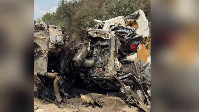 Camión de carga vuelca y deja 4 muertos en la 'Curva del Diablo', Naucalpan