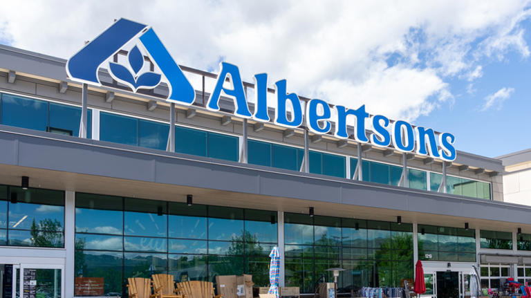 These 14 grocery stores actually donate unsold food