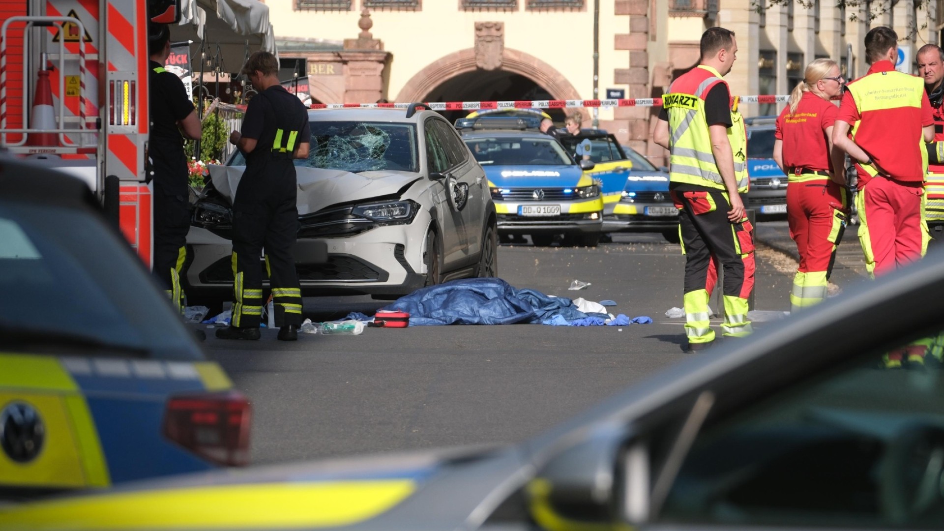 Report: 2 killed, 2 injured after car rams crowd in Leipzig, Germany