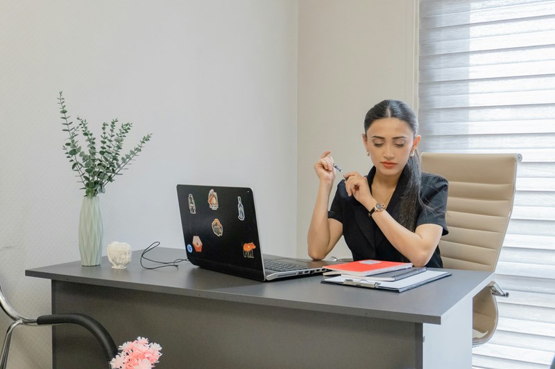 Boss forbids employee from leaving their desk, refusing to let them ...