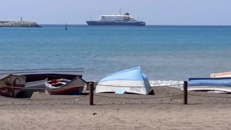 El crucero zarpó de Ushuaia y permanece frente a la costa de Cabo Verde. (Foto: REUTERS)