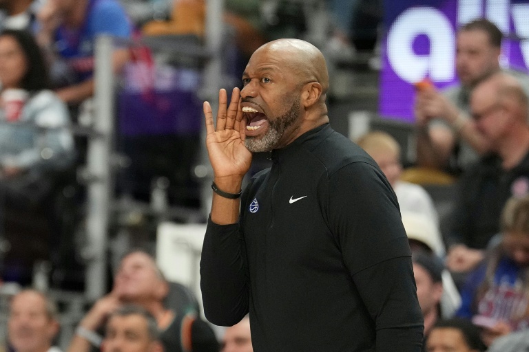 Los Magic despiden a su entrenador tras debacle en playoffs de la NBA