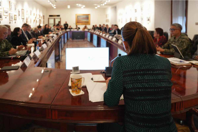 Sheinbaum sostiene reunión con gabinete legal y ampliado en Palacio ...