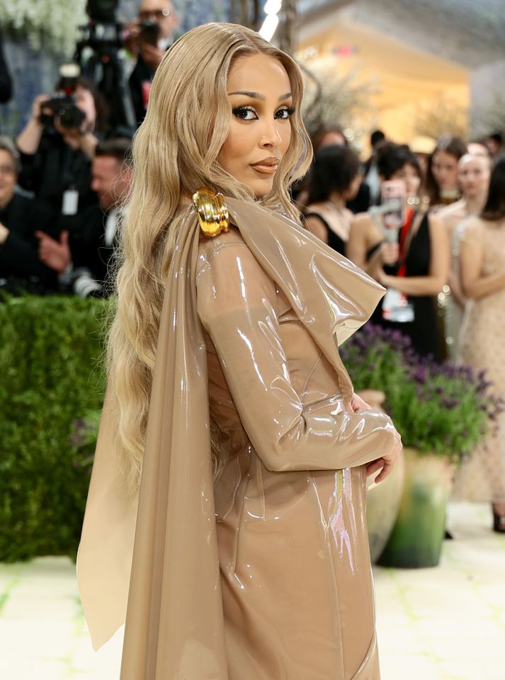 doja-cat-s-semi-sheer-nude-toga-looks-like-it-s-made-of-plastic-at-met