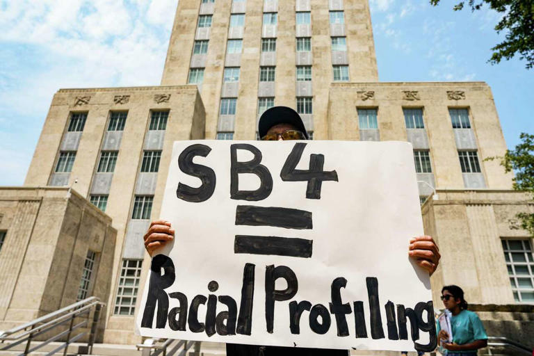 ACLU, civil rights groups file new lawsuit challenging SB4, Texas ...