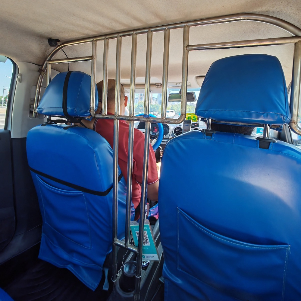 Nữ hành khách cướp vô-lăng xe taxi vì không được dừng