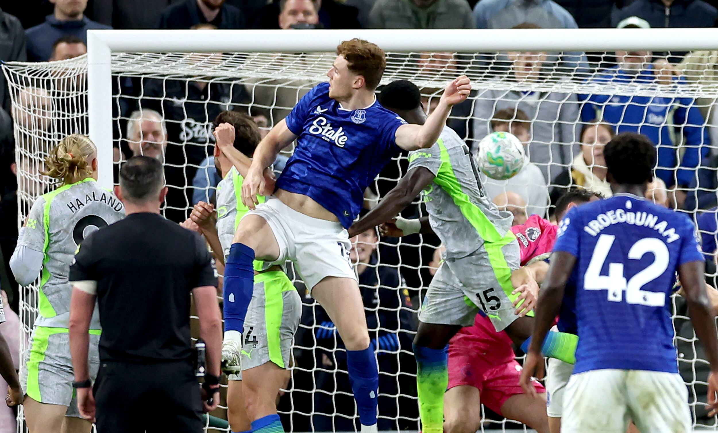 Everton draw halts City, lifts Arsenal in title race