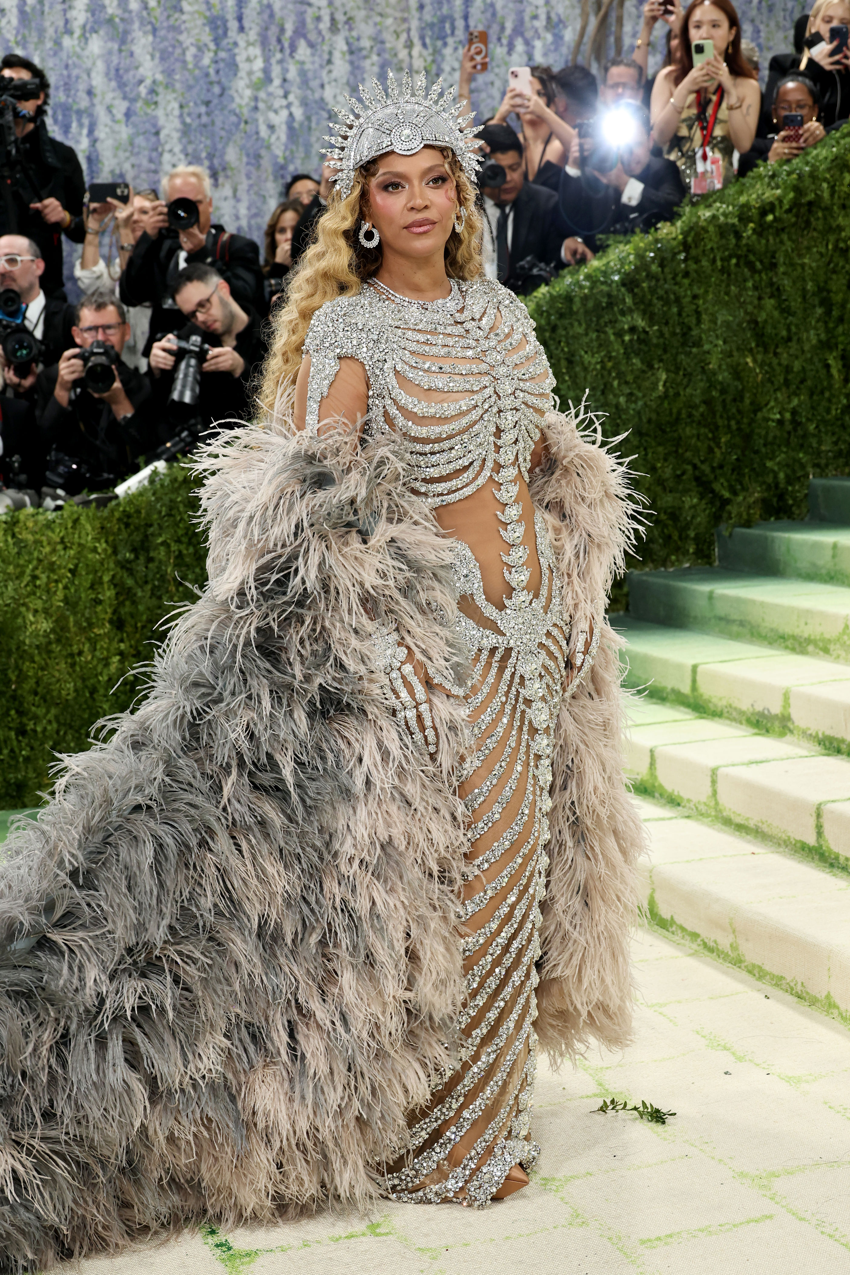 Beyoncé's bejeweled Olivier Rousteing skeleton dress is the stuff of ...