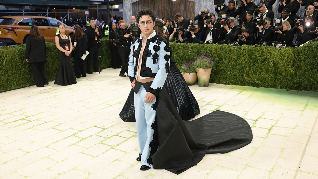 Met Gala 2026: Hudson Williams leaves shirt open with artistic look