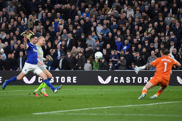 Everton draw halts City, lifts Arsenal in title race