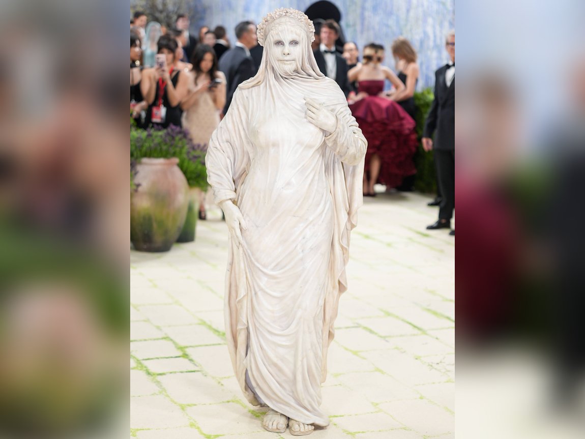 Heidi Klum stuns at Met Gala as living statue