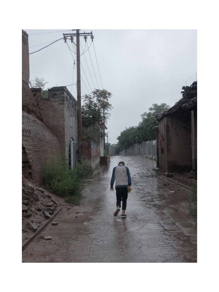 雨中独行的少年：在城南荒巷，我遇见了时间的温柔