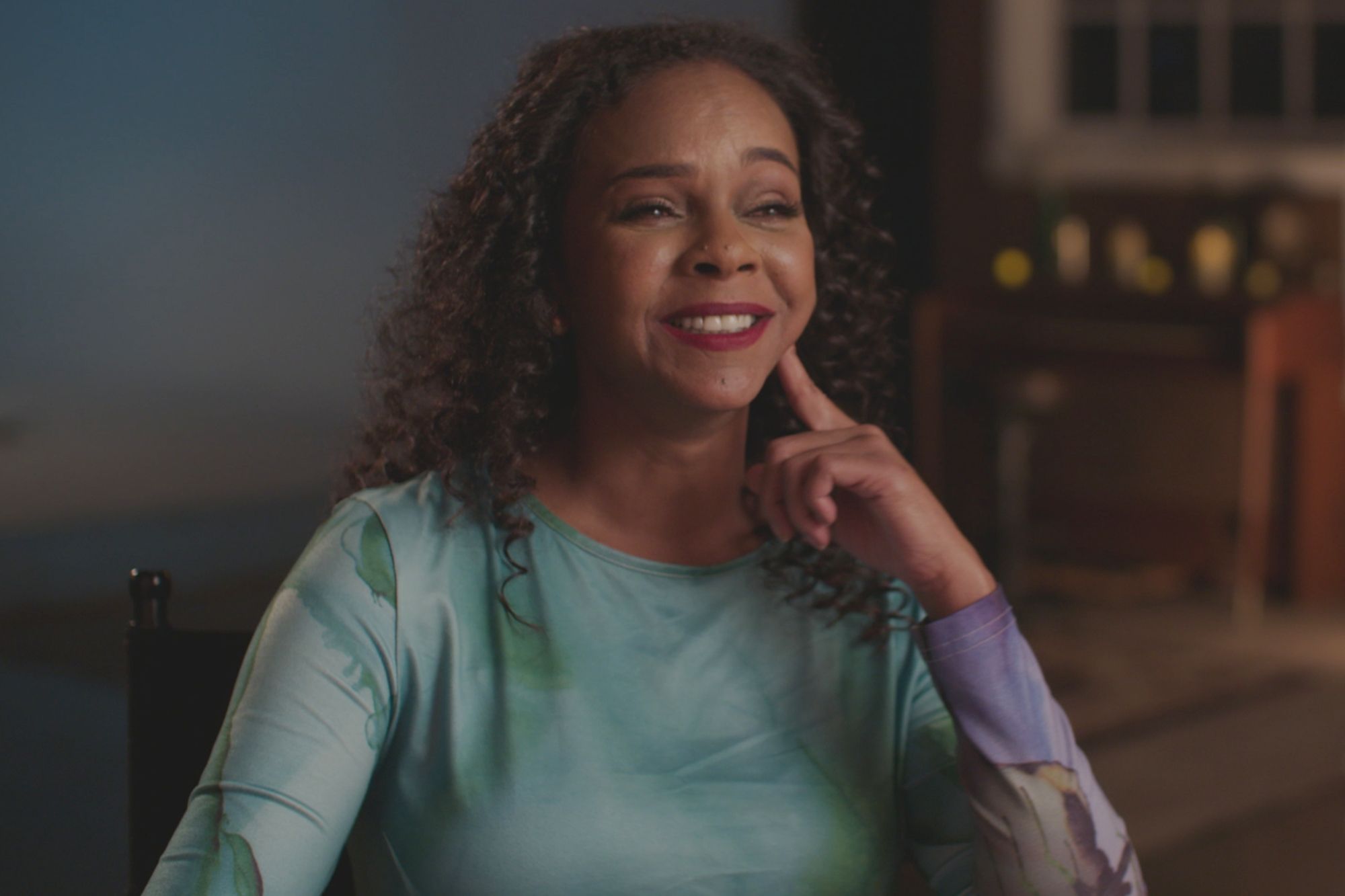 La estrella de Salvados por la campana, Lark Voorhies, concede una entrevista poco común sobre la comedia y la muerte de Dustin Diamond.