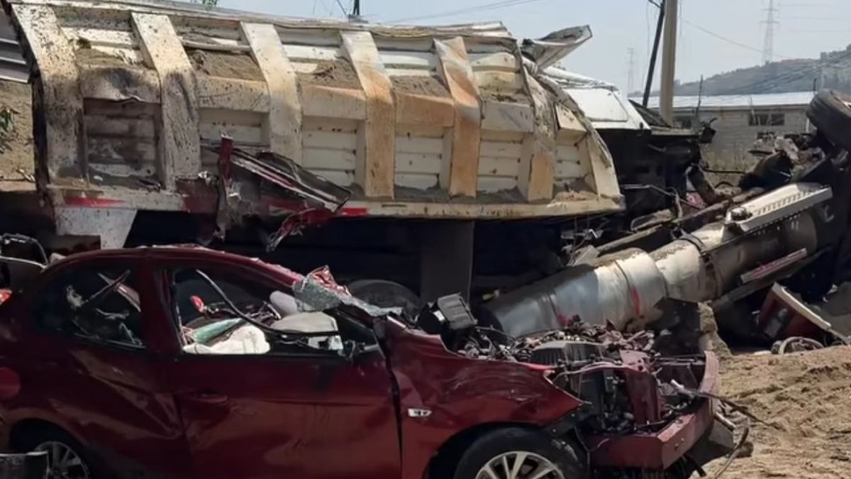 Camión se queda sin frenos y choca en la carretera Naucalpan-Ixtlahuaca ...