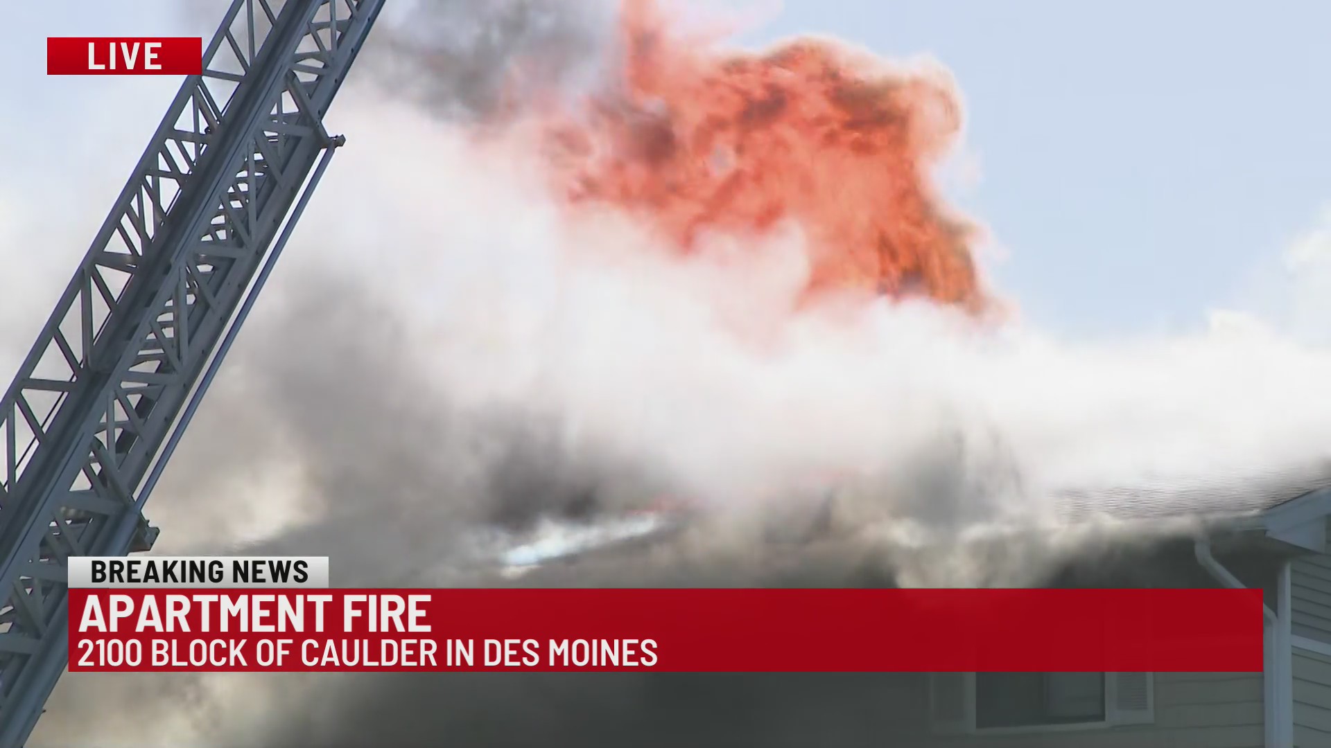 Firefighters battle apartment fire in Des Moines