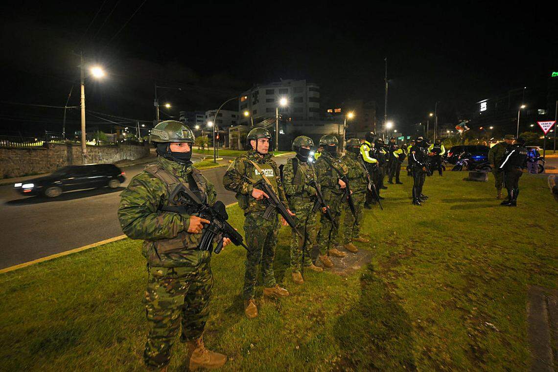 Detienen a 124 personas durante toque de queda nacional en Ecuador