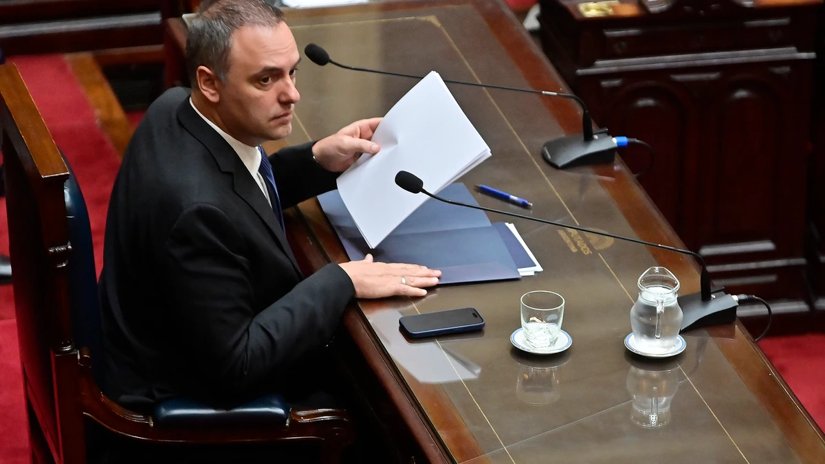 Milei defiende a su jefe de gabinete investigado por corrupción pese al ...