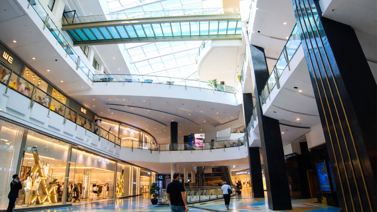 Kävely Alexa Shopping Center Berlinin sisällä (4K)