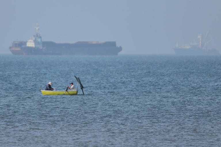 US tries to force open the Strait of Hormuz as the UAE comes under ...
