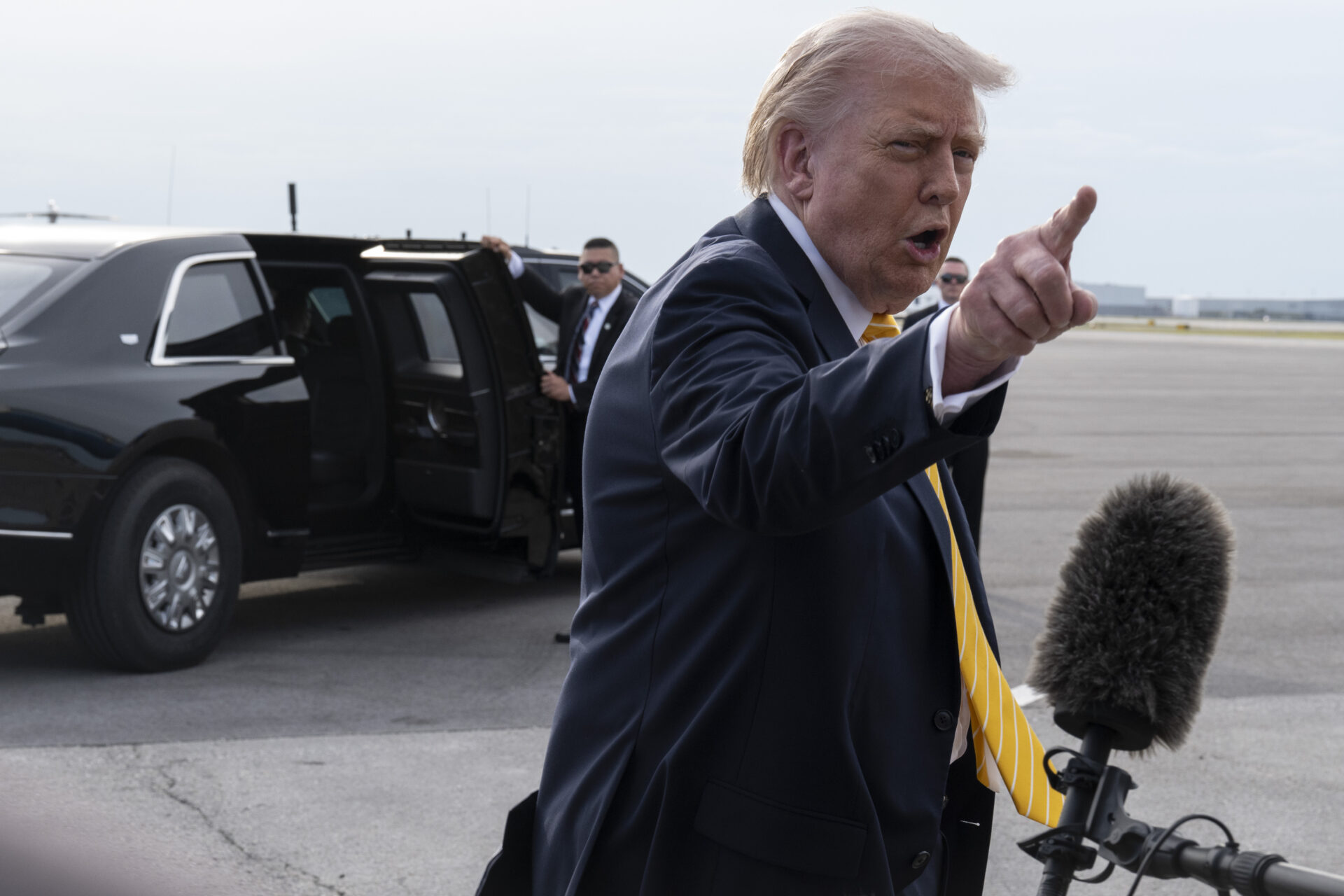 Trump gets angry and imposes a new tariff on the EU: 25% on cars and trucks