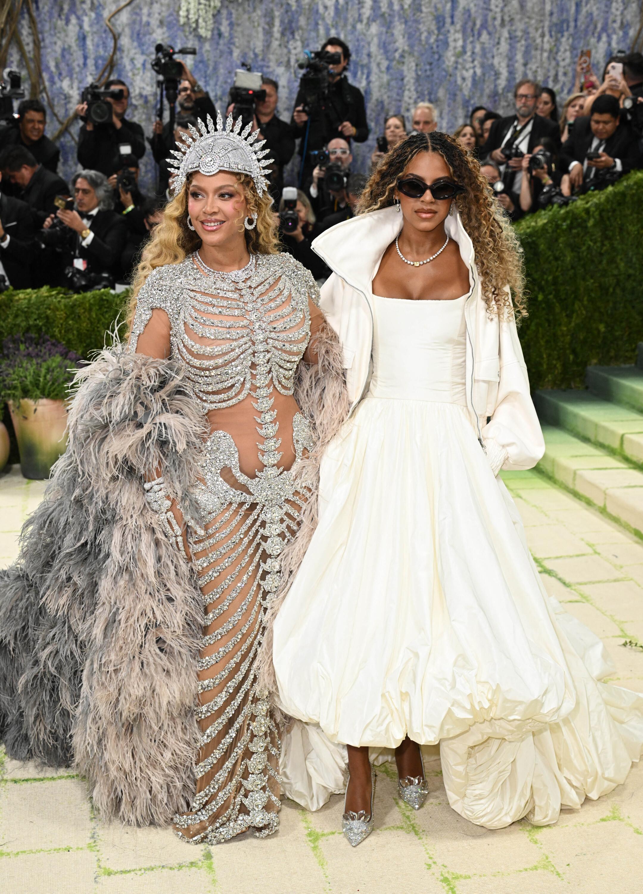 Dix ans après, Beyoncé revient au Met Gala avec Blue Ivy en robe ...