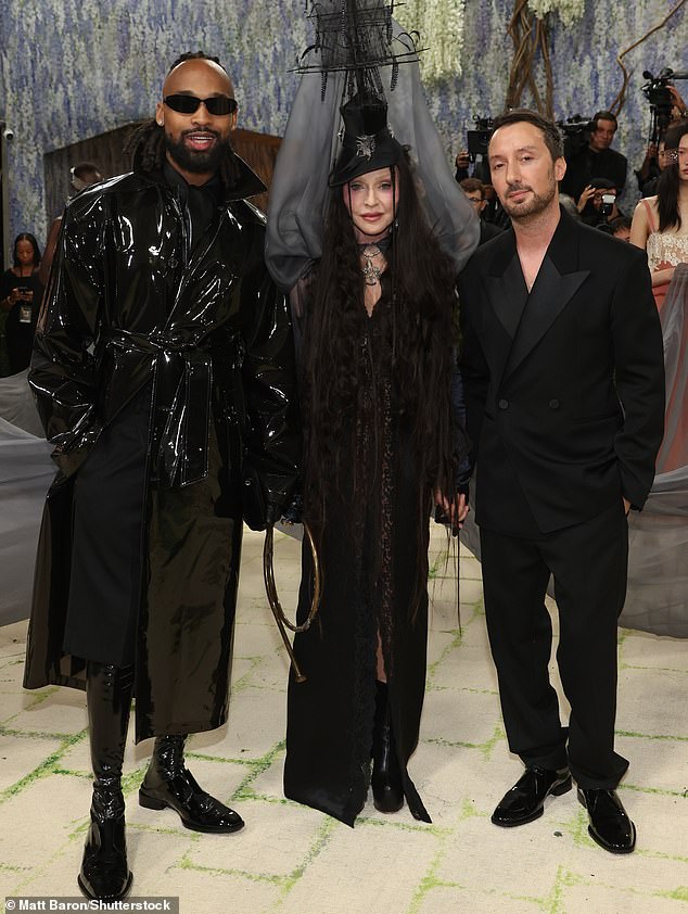 GLAMOUR IL FENOMENO MADNNA！ Madonna embraced gothic glamour for the 2026 Met Gala 🖤 She wore