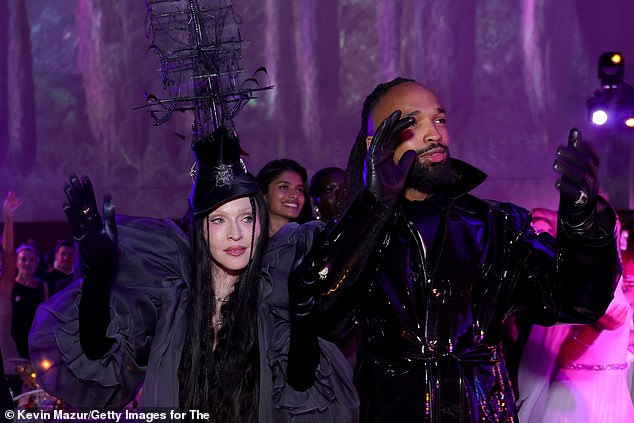 GLAMOUR IL FENOMENO MADNNA！ Madonna embraced gothic glamour for the 2026 Met Gala 🖤 She wore
