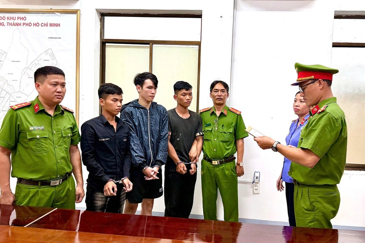Bắt khẩn cấp 3 người vụ đang chạy xe bị đánh vào đầu ngã xuống đường