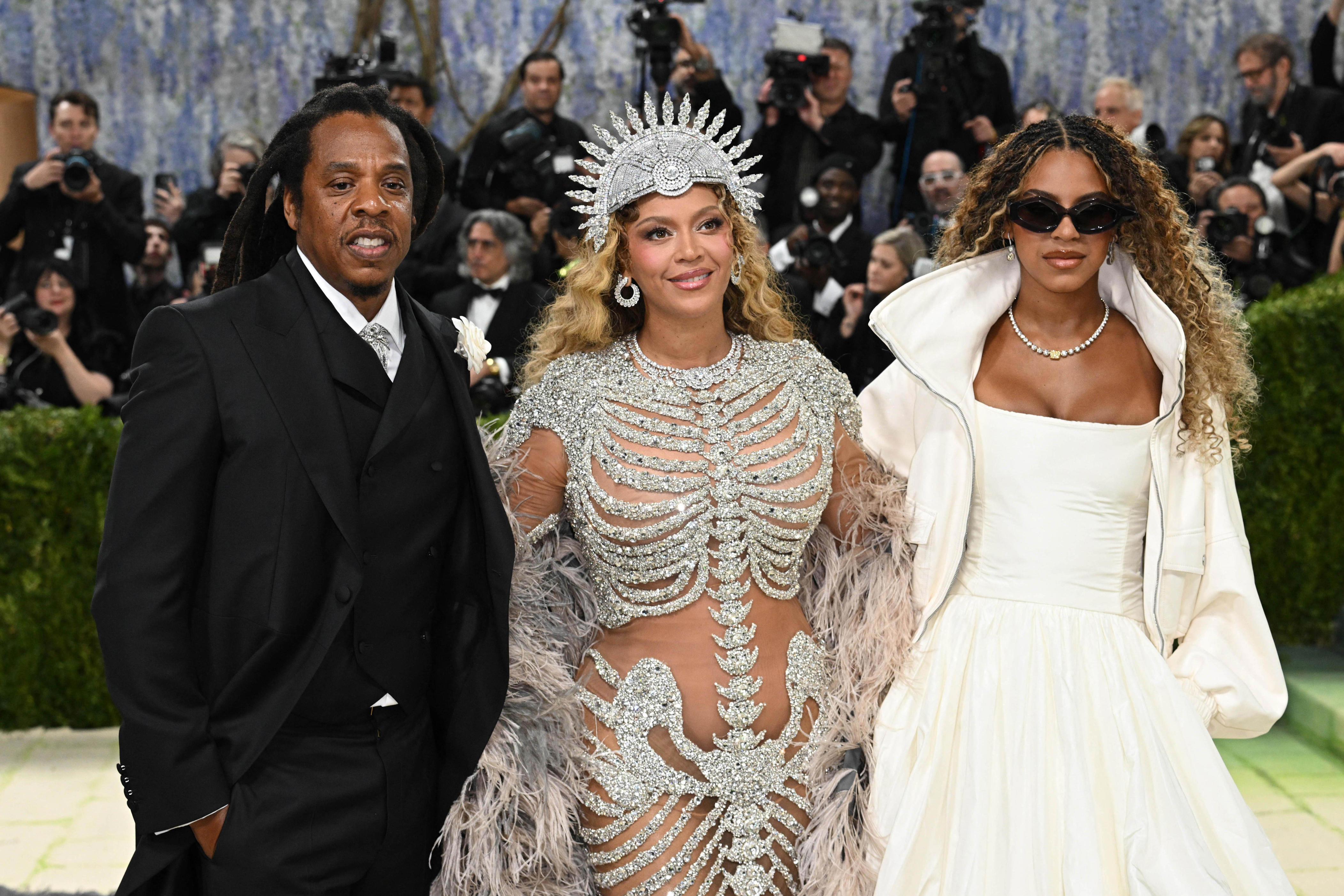 En robe squelette et en famille, le retour spectaculaire de Beyoncé au ...