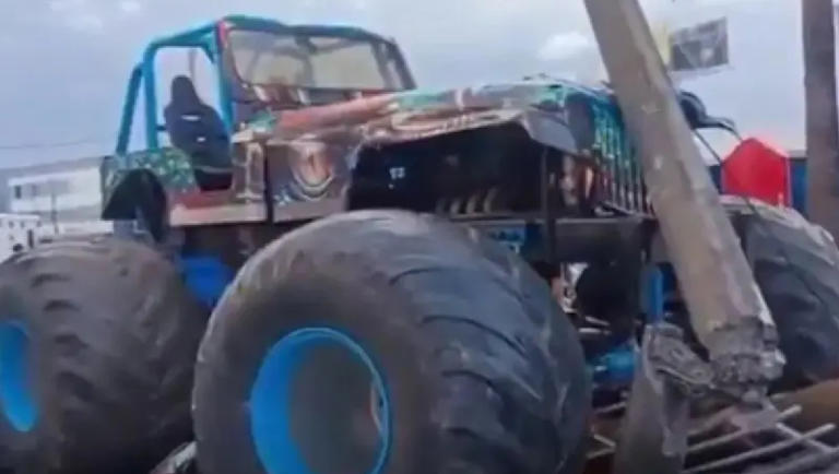 Captan momento en que Monster Truck pierde el control y arrolla al ...