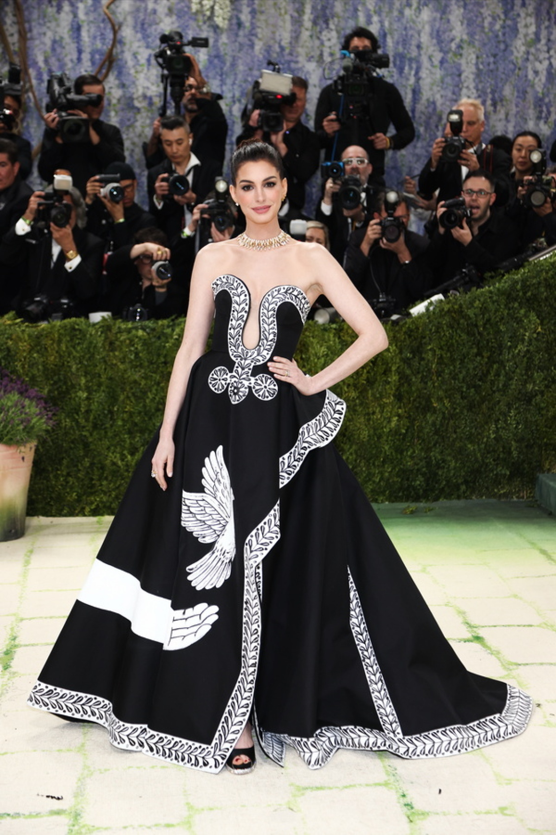 anne-hathaway-met-gala