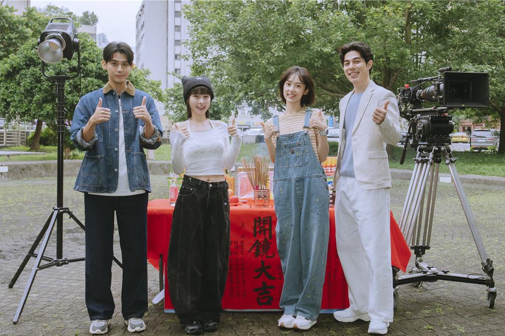 何曼希以為詹懷雲E人自嗨跳舞 真相竟是「打蚊子」
