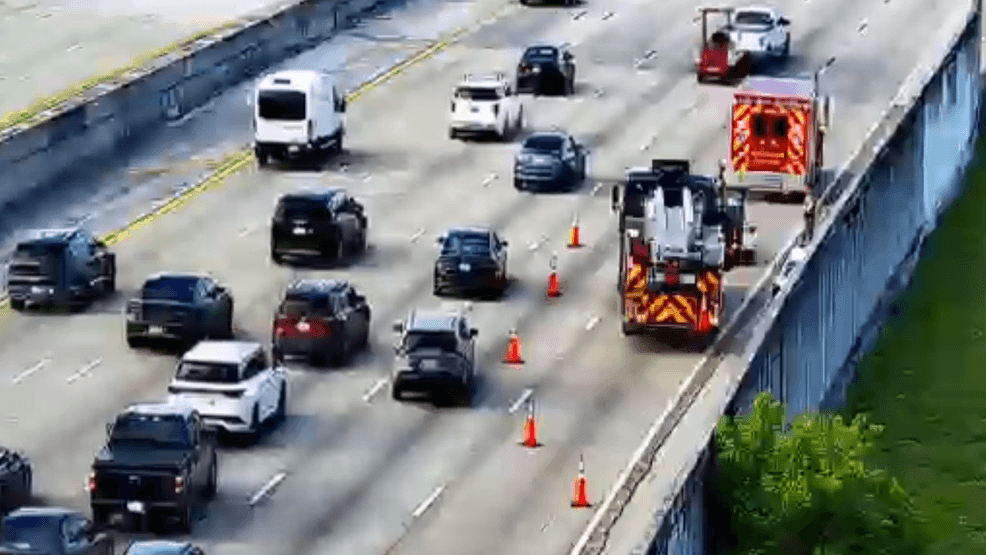 Crash on I-95 south in Boynton Beach blocks lanes