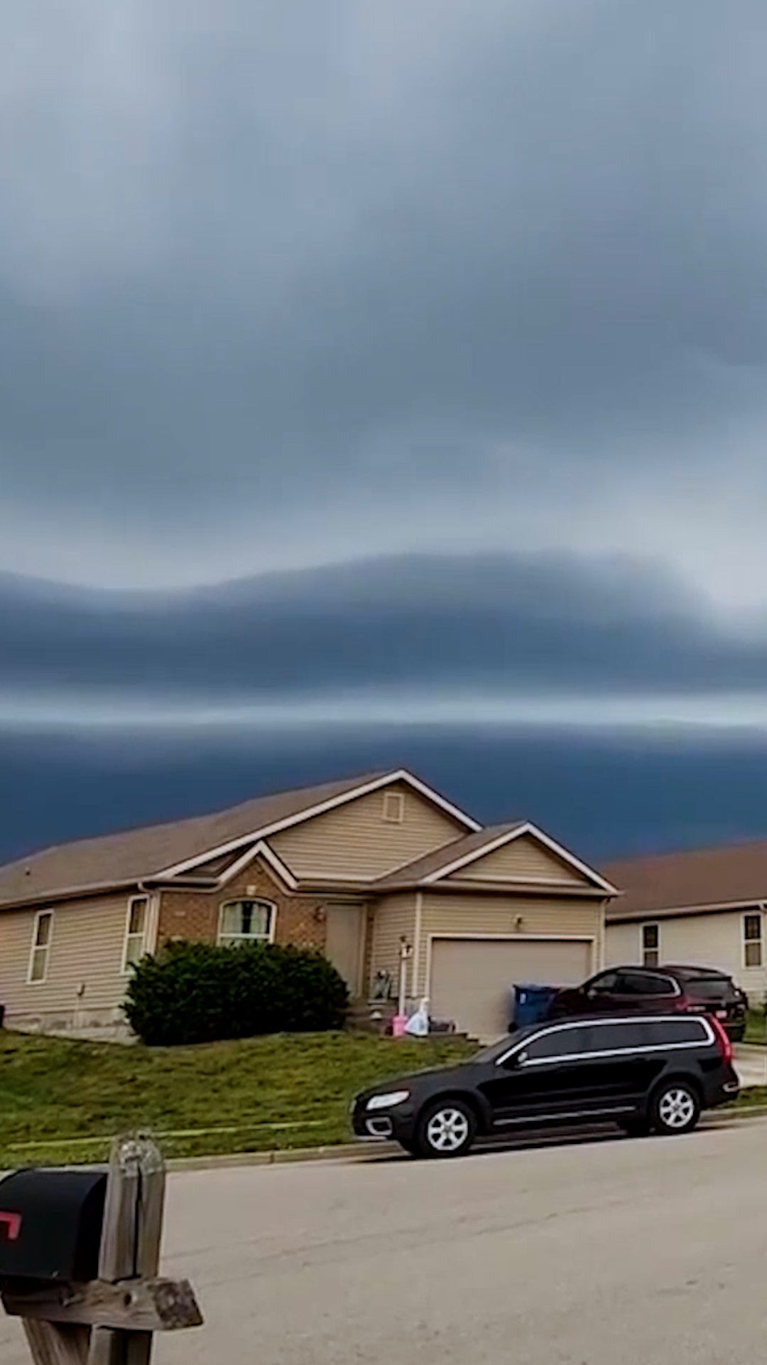 Shelf cloud dominates Kentucky sky