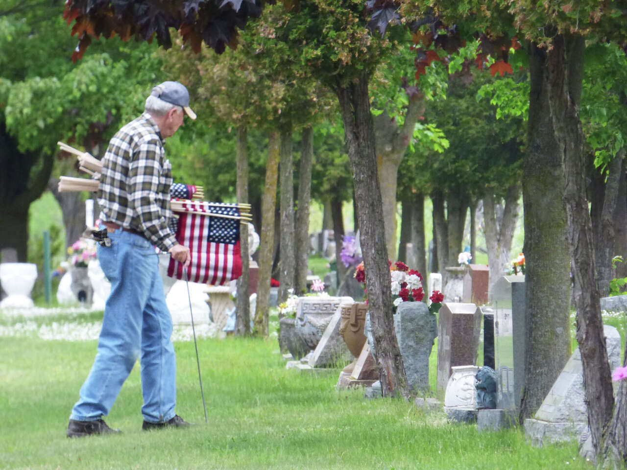 Flag placement event seeks volunteers ahead of Memorial Day