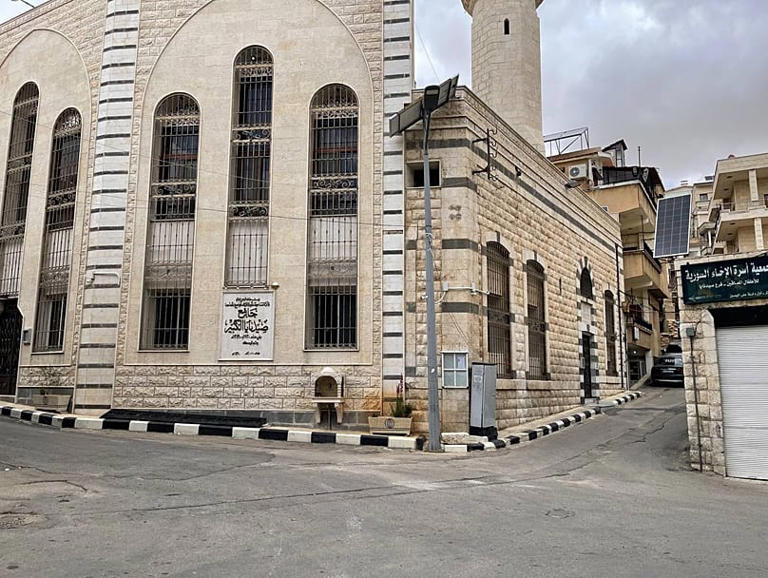 The large Saydnaya Mosque in the centre of the town يورونيوز- وسام الجردي