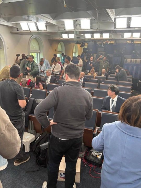 Panicked White House press flee after shooting as Trump carries on