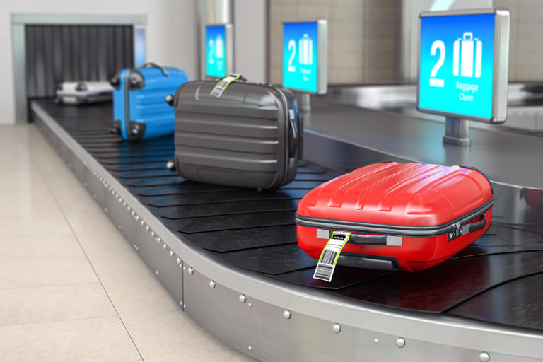 Why airport baggage handlers say not to tie ribbons on your luggage