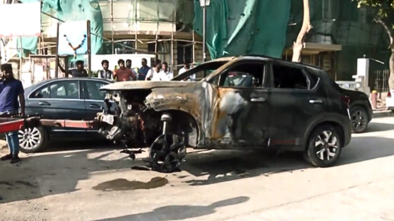 Car catches fire at Mumbai's Marine Drive, traffic disrupted on stretch ...