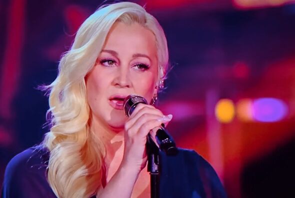Country star's fans in tears as she makes first American Idol return ...