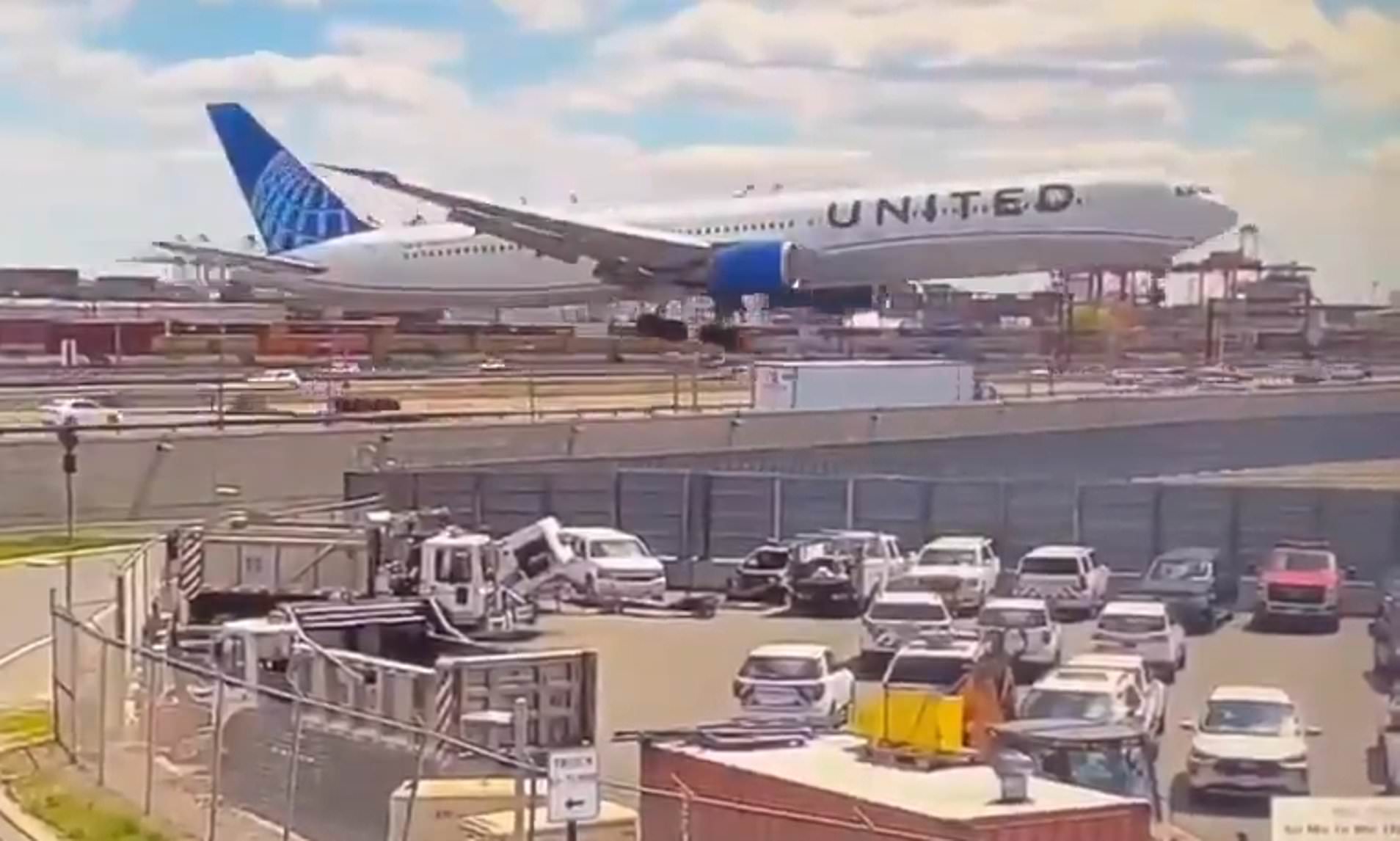 Harrowing moment United flight hits light pole and truck while landing ...