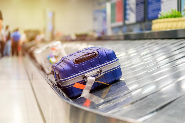 Why airport baggage handlers say not to tie ribbons on your luggage