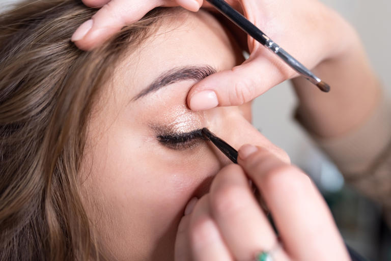 Paupières tombantes après 50 ans : fini l'eyeliner, le « cat eye » est ...