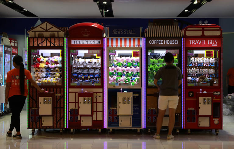 Chinese authorities mandate displaying winning probabilities on claw machines, though players remain sceptical of the odds. Photo: How Hwee Young