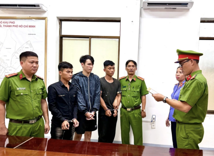 Bắt khẩn cấp 3 thanh niên dùng mũ bảo hiểm đánh người đi xe máy ở TP.HCM
