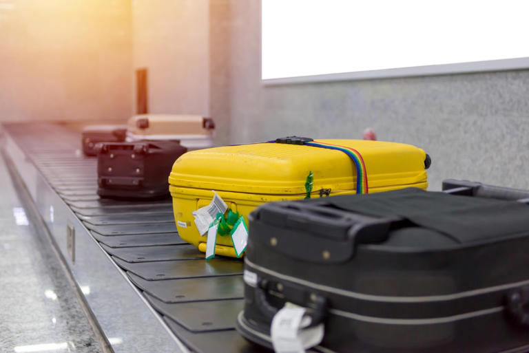 Why airport baggage handlers say not to tie ribbons on your luggage