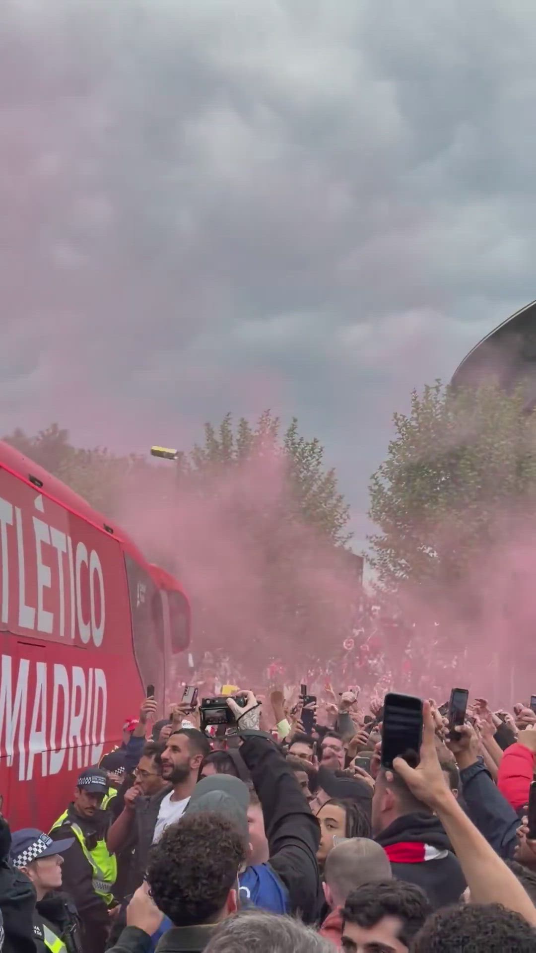 Lanzamiento de proyectiles al autobús del Atlético de Madrid a su ...