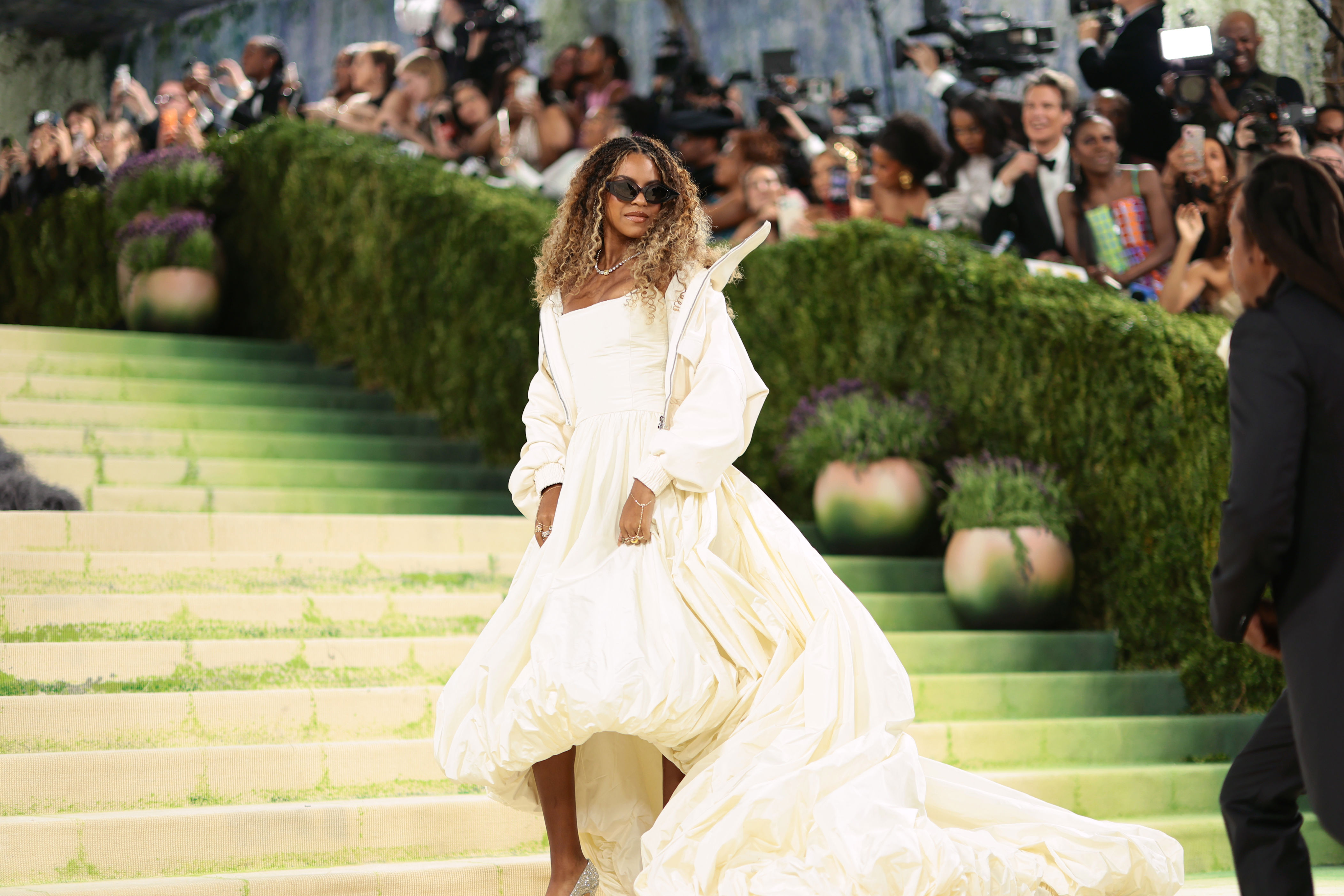 Alysa Liu, Eileen Gu, Steph Curry represent Bay Area at Met Gala