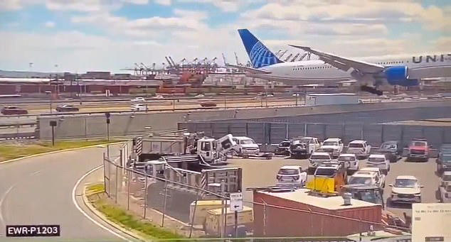 Harrowing moment United flight hits light pole and truck while landing ...